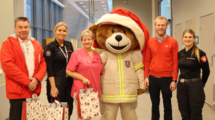Verisure og Brannbamsen Bjørnis delte ut julegaver på St. Olavs Hospital i Trondheim. (f.v) Jørn Leseth, Annette Nergård, Solrun Pettersen, Bjørnis Thomas Ekornsæter og Nora Fredagsvik. Verisure og Brannbamsen Bjørnis delte ut julegaver på St. Olavs Hospital i Trondheim. (f.v) Jørn Leseth, Annette Nergård, Solrun Pettersen, Bjørnis Thomas Ekornsæter og Nora Fredagsvik.