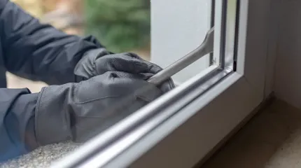 Innbruddstyv bryter opp vindu