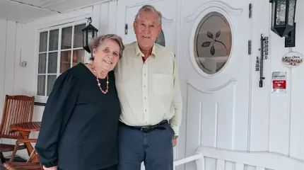 Margareth og Einar utenfor boligen sin Margareth og Einar utenfor boligen sin