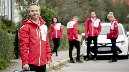 Verisure selgere i nye røde uniformer Verisure selgere i nye røde uniformer