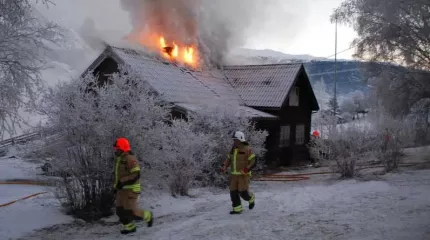 Brannmenn slukker pipebrann Brannmenn slukker pipebrann