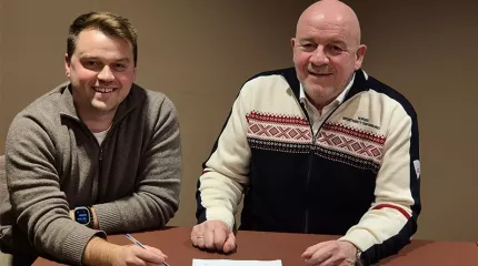 Per Kristian Nygard fra Verisure og president NSF Bjørn Harald Vik signerer samarbeidsavtalen Per Kristian Nygard fra Verisure og president NSF Bjørn Harald Vik signerer samarbeidsavtalen