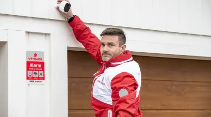 Verisure profesjonelle installatør monterer kamera