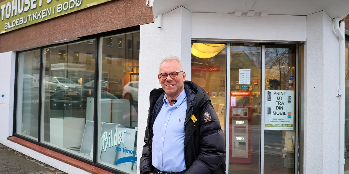 Anders utenfor butikken