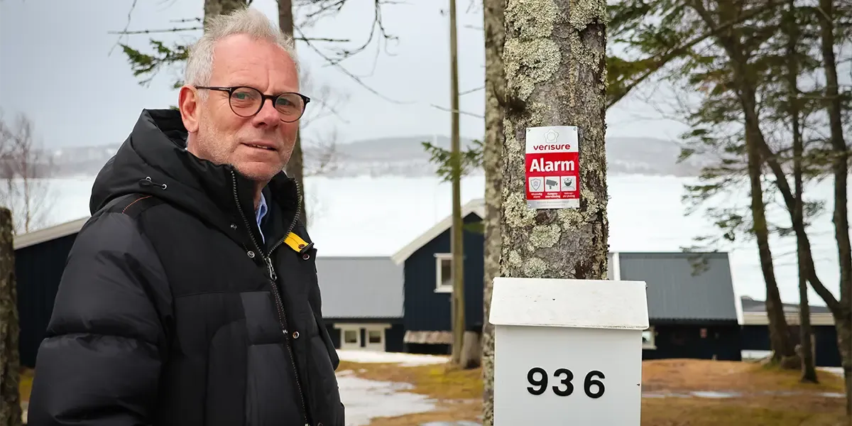 Anders foran innkjørselen til hytta