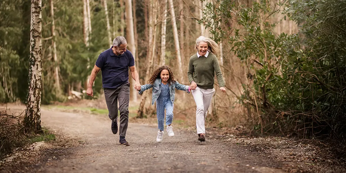 trygt barn med familie ved skolestart