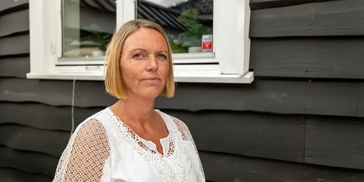 Cathrine Baråker foran alarmsikret bolig