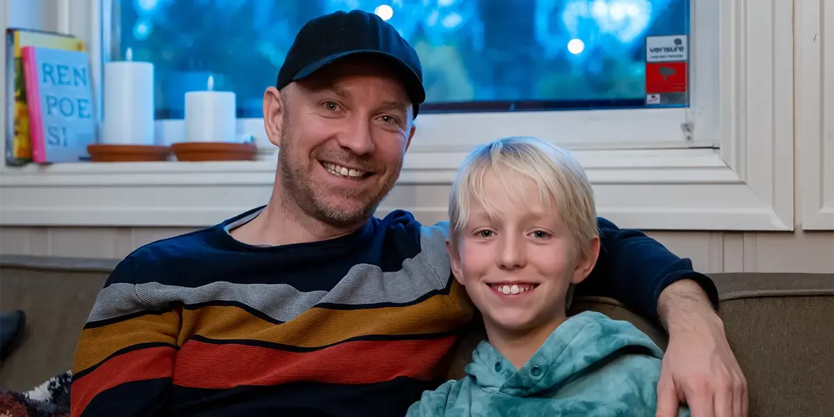 Sune og Felix i sofaen