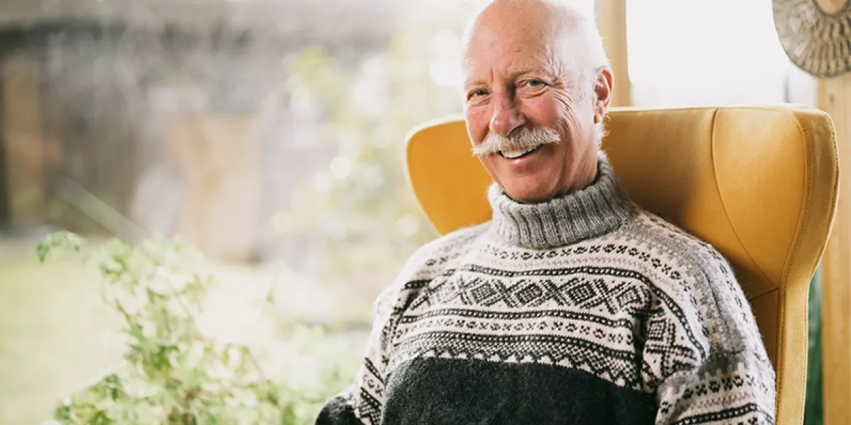 Hans Frisak i godstolen i alarmsikret hus