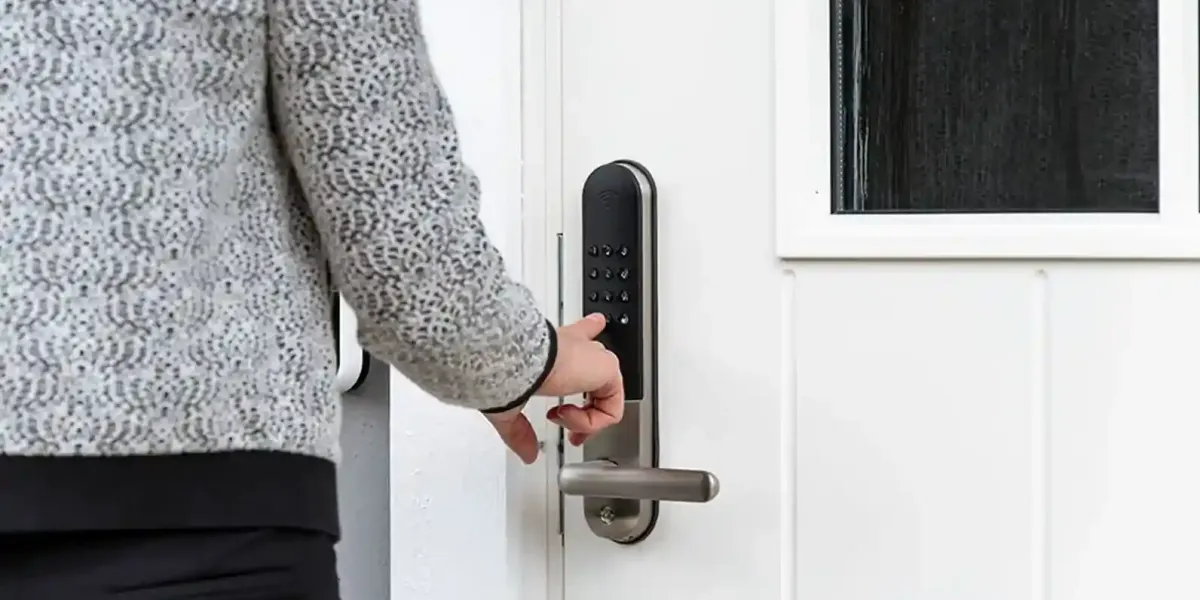låser seg inn ved å trykke på knappene på yale doorman l3