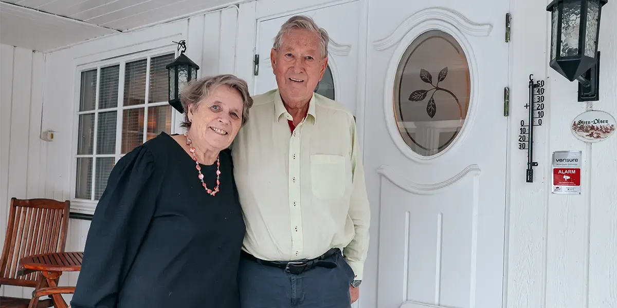 Margareth og Einar utenfor boligen sin