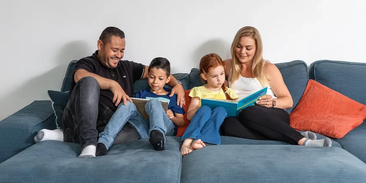 trygg familie i sofaen hjemme