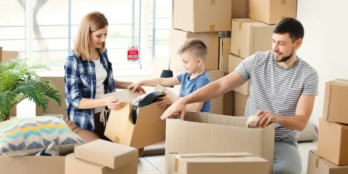 familie pakker ut i alarmsikret bolig