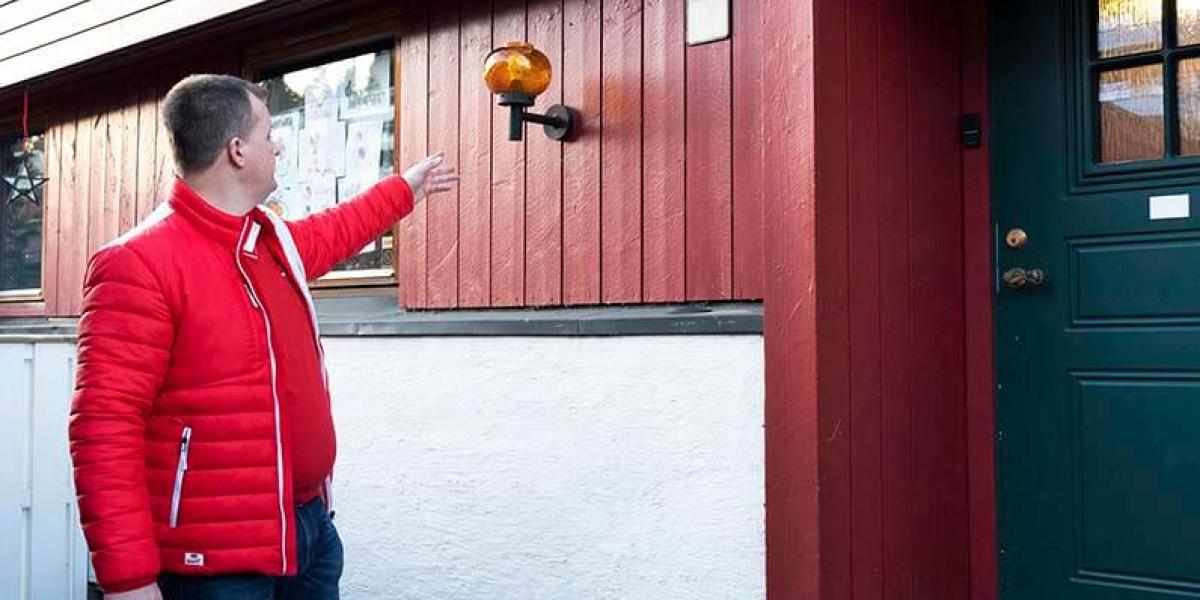 Kenneth peker på utelampe