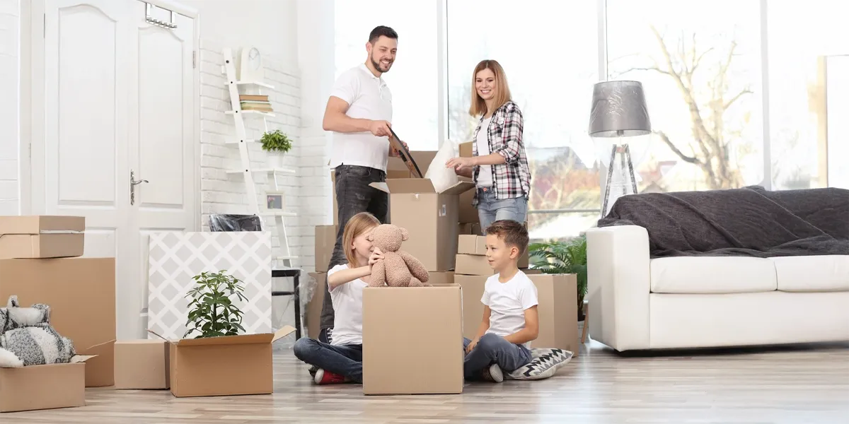 Familie pakker ut i ny bolig