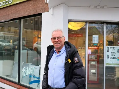 Anders utenfor butikken