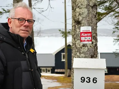 Anders foran innkjørselen til hytta