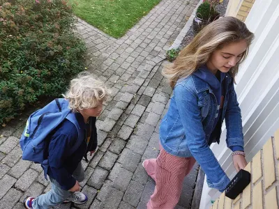 skolebarn kommer trygt hjem