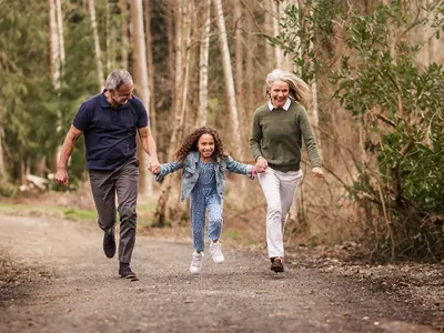 trygt barn med familie ved skolestart
