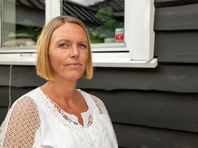 Cathrine Baråker foran alarmsikret bolig