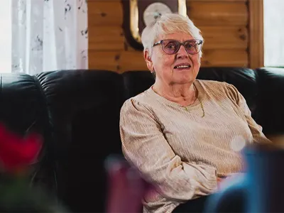 Edith Lorentzen hjemme i sofaen