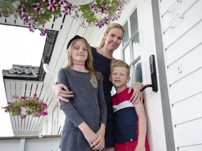 Familien Heunicke med Yale Doorman elektronisk dørlås