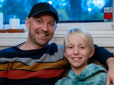 Sune og Felix i sofaen