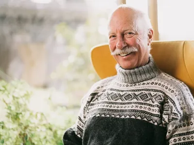 Hans Frisak i godstolen i alarmsikret hus