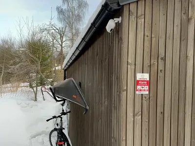 utendørskamera på garasje