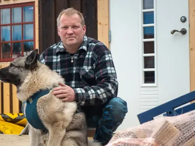Kent Erik og hund utenfor huset