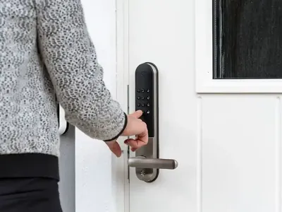 låser seg inn ved å trykke på knappene på yale doorman l3
