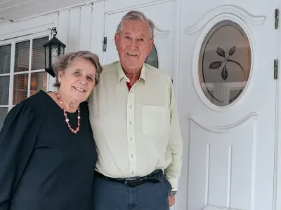 Margareth og Einar utenfor boligen sin