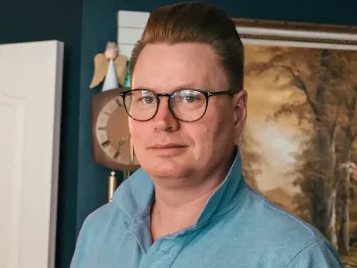 Thomas Christian Vatne ble vekket av brannalarmen da julepynten tok fyr
