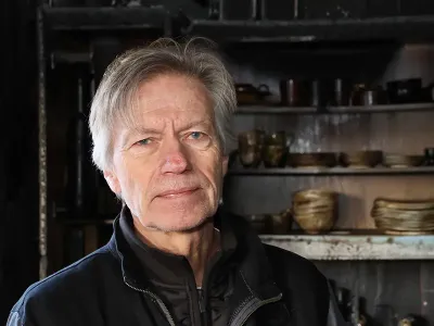 Torbjørn Alseth inne i det nedbrente huset