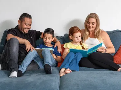 trygg familie i sofaen hjemme