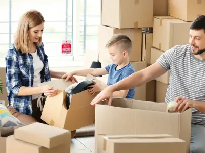 familie pakker ut i alarmsikret bolig