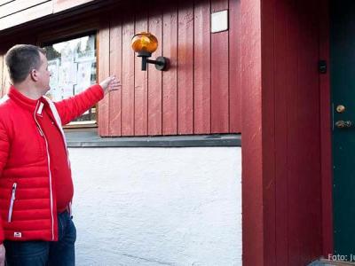 Kenneth peker på utelampe