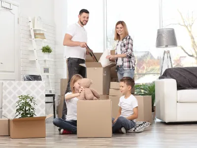 Familie pakker ut i ny bolig