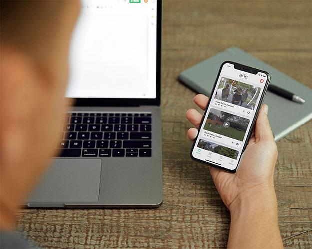 Arlo app med opptak av besøkende som kommer og går
