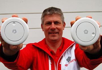 Kenneth viser frem Verisure røykvarsler og sjokksensor