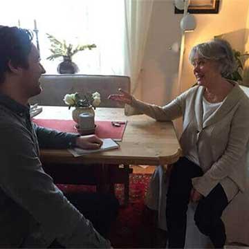 Elisabeth Grønneberg prater med reporter