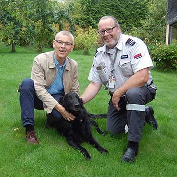 Vekter med huseier og hunden Peik som ble reddet fra brannen