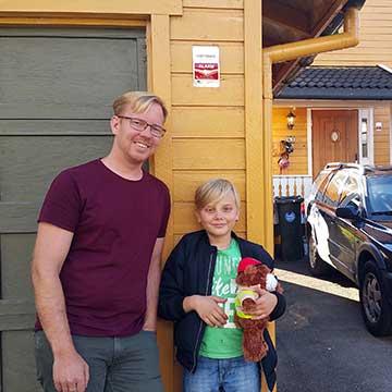 Fikk brannbamse for god innsats med brannslukking