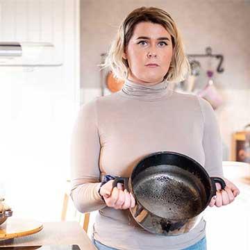 Rebecka bærer den utbrente gryta