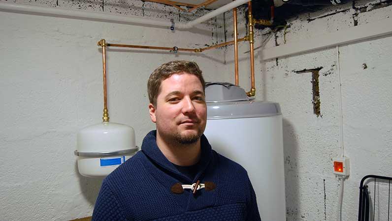 Jarle i kjeller der brannen startet i varmtvannsberederen
