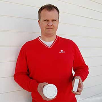 Kenneth viser frem Verisure røykvarsler og sjokksensor