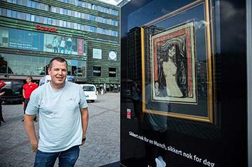 Markedssjef i Verisure Per Scavenius ved reklamemonter med Munch