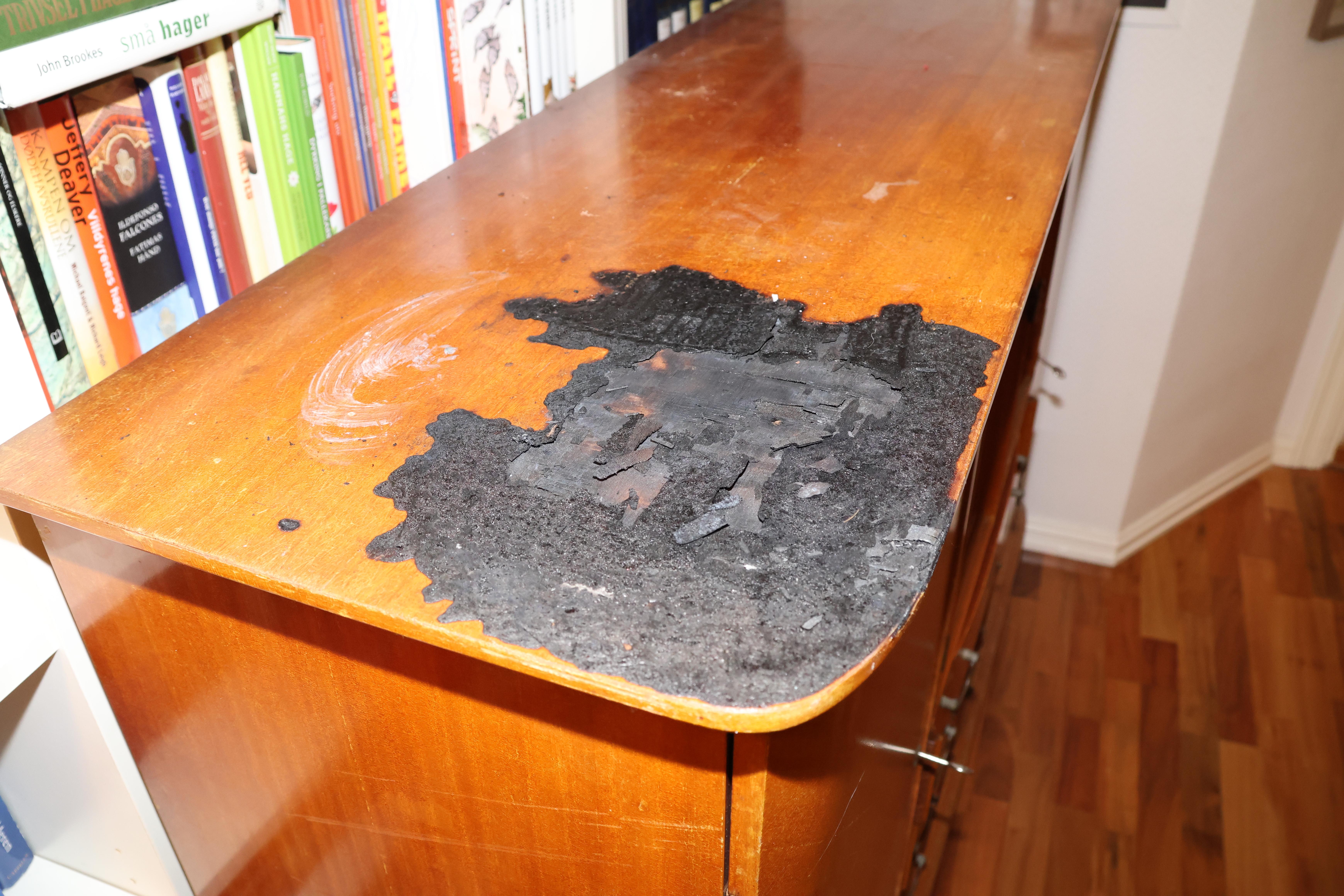 Skjenken har tydelige tegn etter brannen i julepynten som sto der.