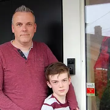 Andreas og Per Lasse foran brannsikret bolig