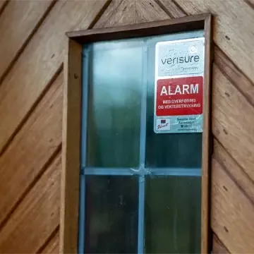 Alarmskilt på dør